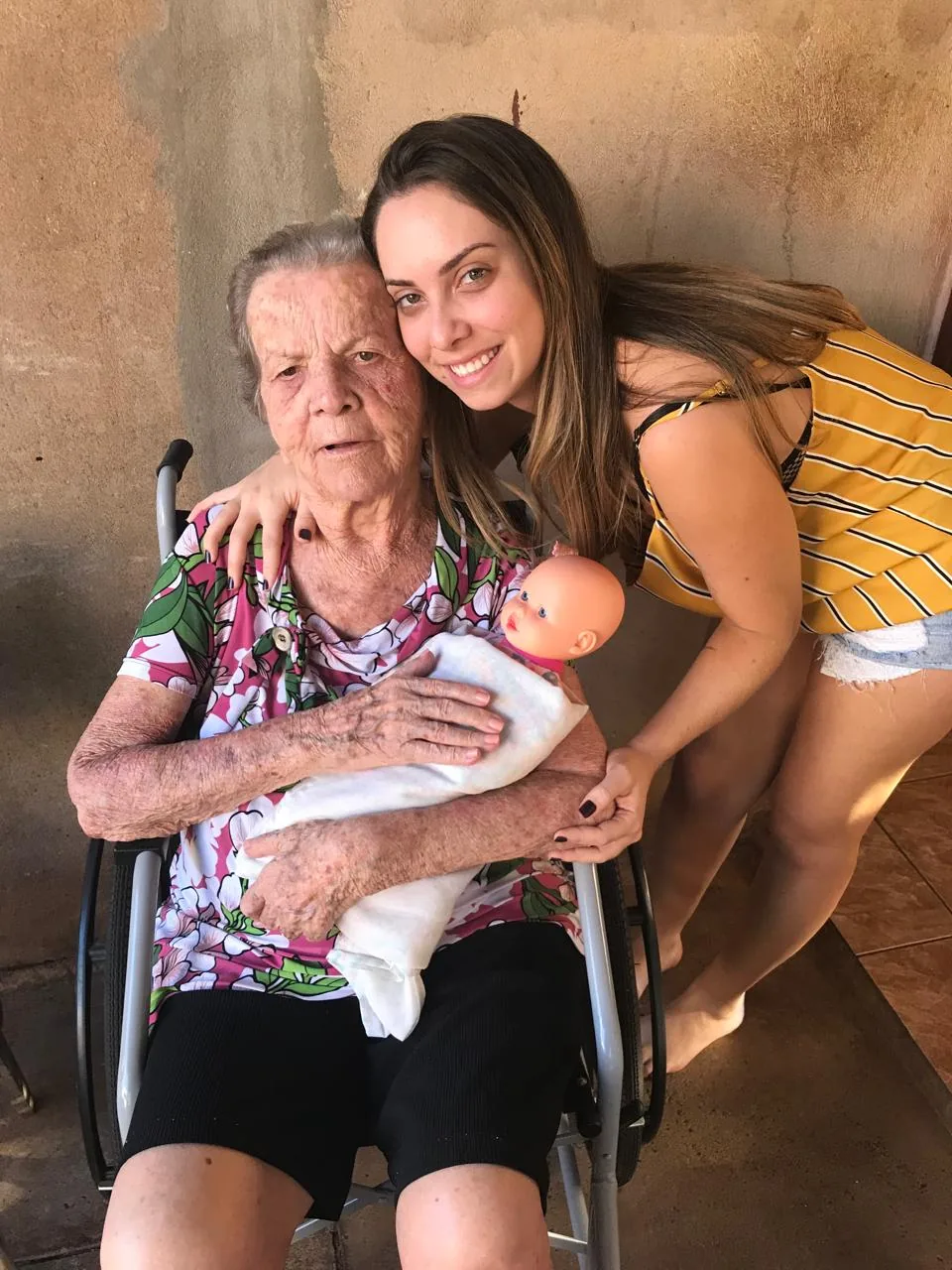 Dra. Ana Theresa e sua avó segurando as mãos - Inspiração do cuidado com idosos